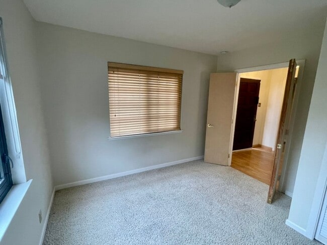 Building Photo - Indoor/outdoor living, spacious 4/2 on a quiet street in Mills Estates