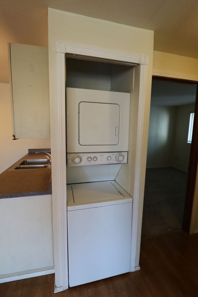 Building Photo - 2 Bedroom 1 Bathroom w/ Deck and Parking!