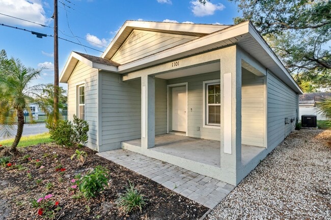 Primary Photo - Charming Bungalow Across from Love Park – ...