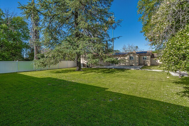 Building Photo - COMING SOON! Spacious Single-Story 3-Bedro...