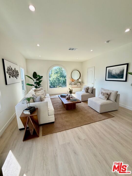 Building Photo - 900 N Alfred St