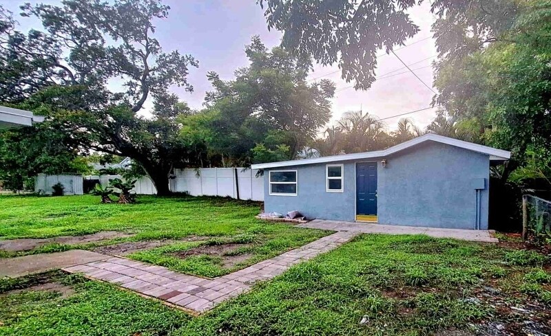 Building Photo - 2710 Marshall Dr