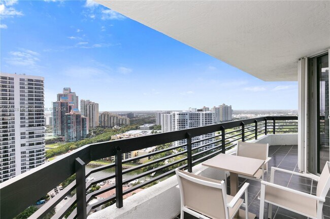 Building Photo - 3500 Mystic Pointe Dr