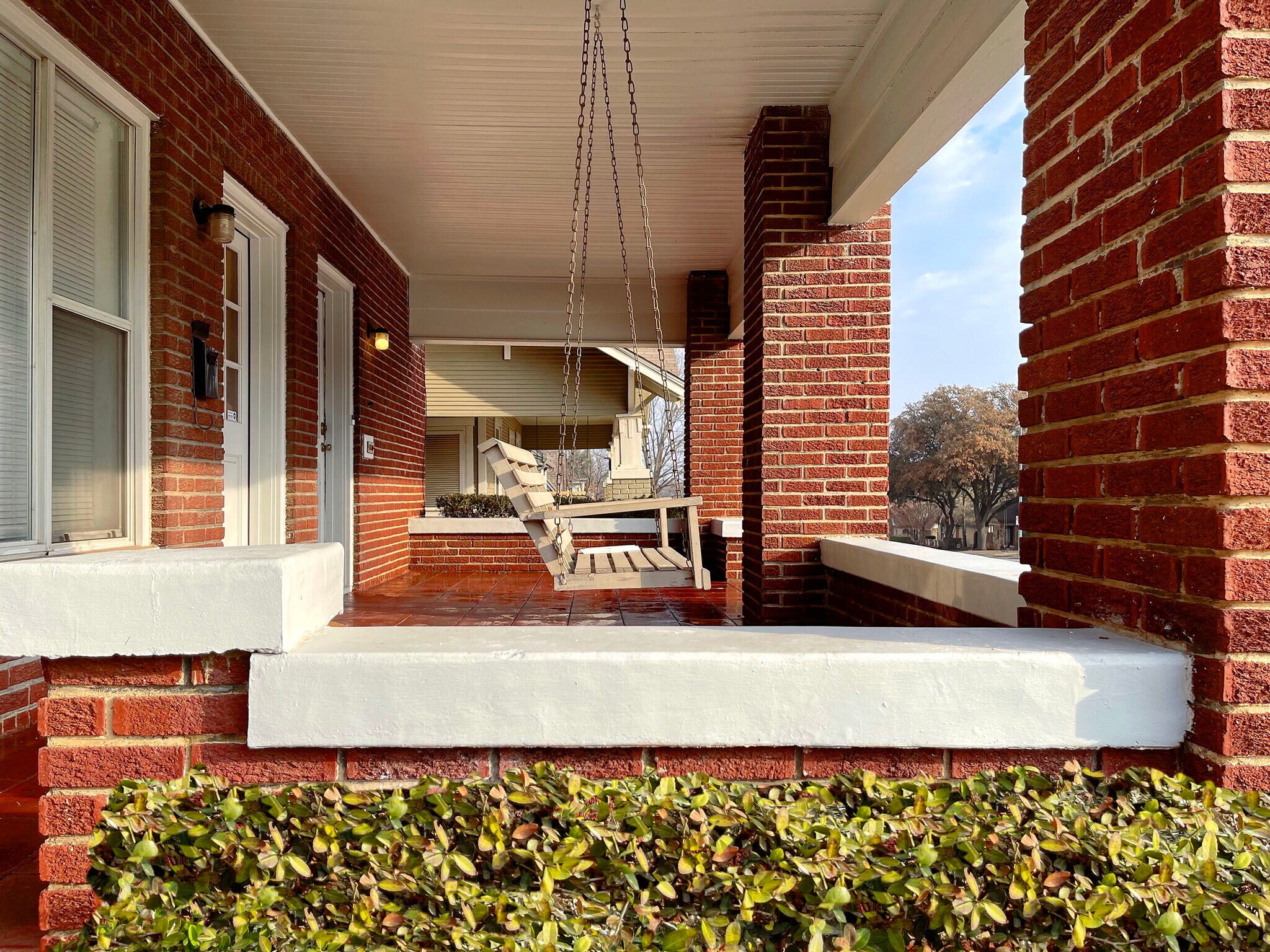 Building Photo - 2556 S University Dr
