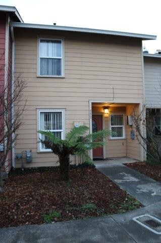 Building Photo - Cute, Cozy, convenient Arcata 3 bedroom townhouse with small fenced yard, laundry