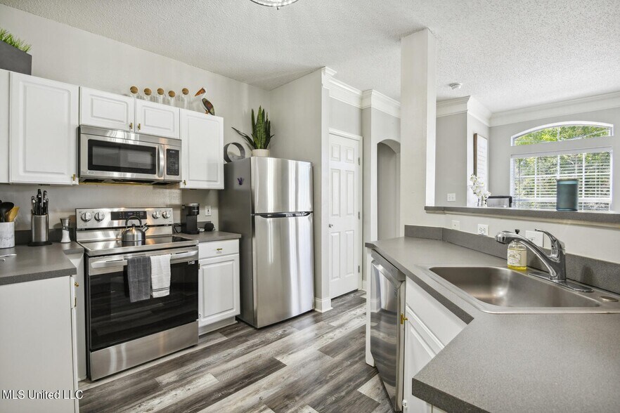 Building Photo - 2252 Beach Dr