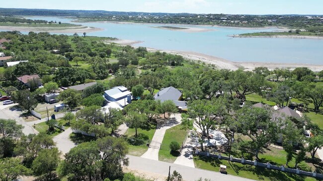 Building Photo - 2388 Lakeshore Dr