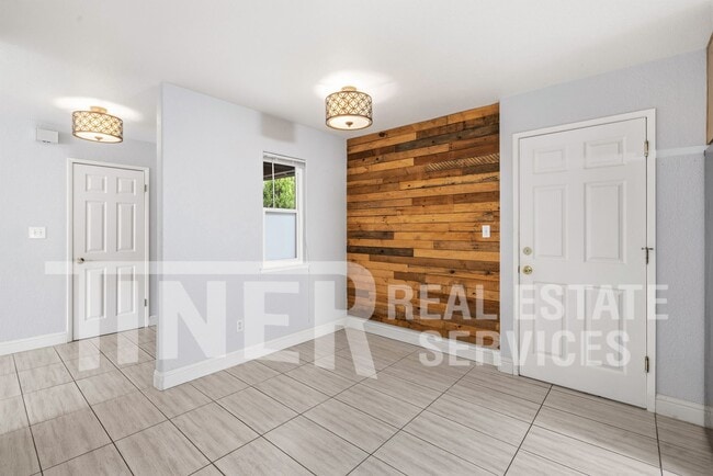 Building Photo - 511 Lyndhurst Ave