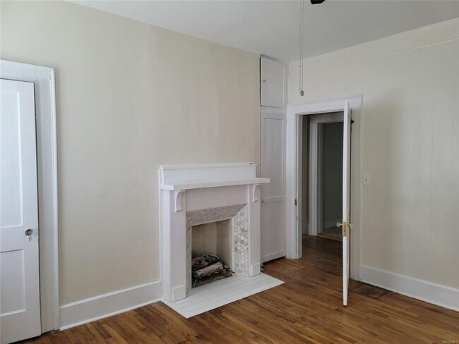 Building Photo - 215 N Lewis St