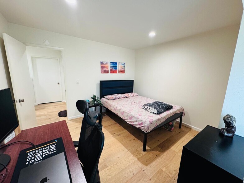 Building Photo - 7185 Via Colina