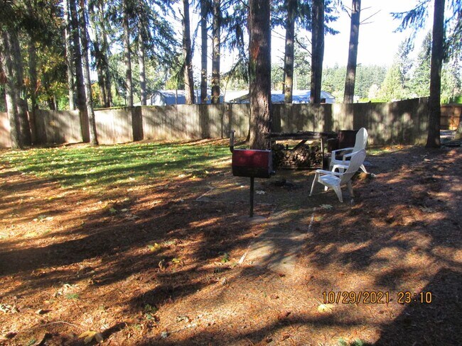 Building Photo - Country Living !  Huge lot !  3 bedroom an...