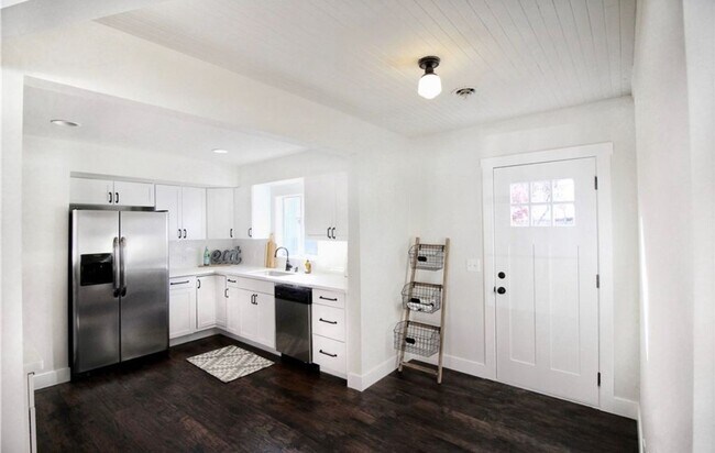 Building Photo - Remodeled