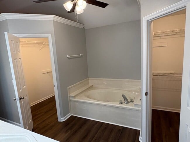Building Photo - Murfreesboro 4BR/2.5BA fenced yard