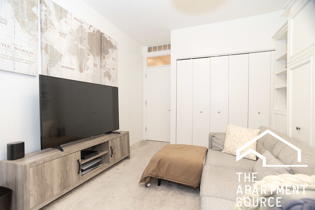 Building Photo - 330 N Clinton St