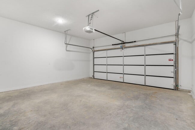 Building Photo - 725 E Vivian St