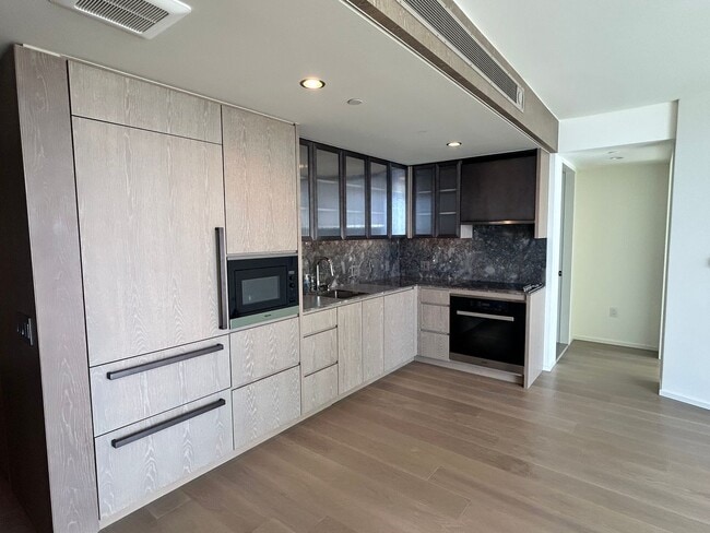 Building Photo - Upscale living With a View!