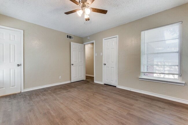 Building Photo - Spacious 3/2 with fenced yard, laundry room, and 2 car garage
