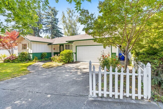 Building Photo - Charming Single-Level 3 Bedroom, 2 Bath Home