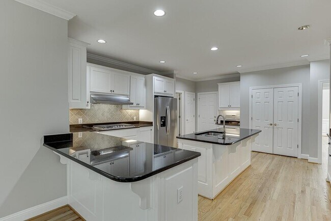 Building Photo - 9345 Riverclub Pkwy