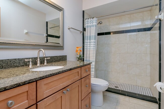 Building Photo - Cozy Move-in ready 2 Bed / 2.5 Bath Townho...