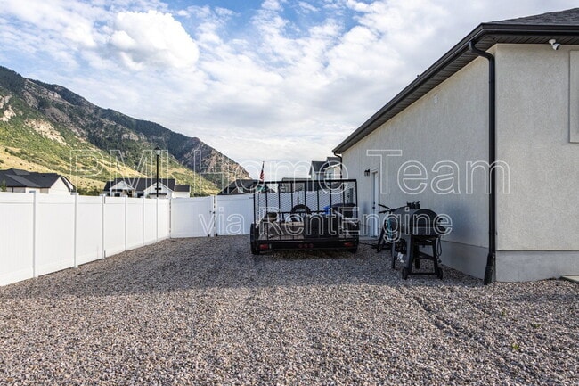 Building Photo - 1088 E 2475 N