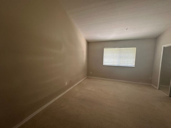 Building Photo - SPACIOUS 3 BEDS TOWNHOUSE CLOSE TO DOWNTOWN!!