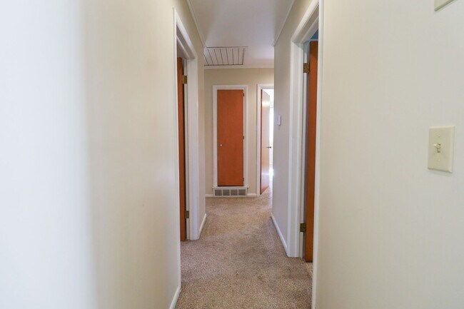 Building Photo - 3 Bed Mid-Town Beaut! Available for Immedi...