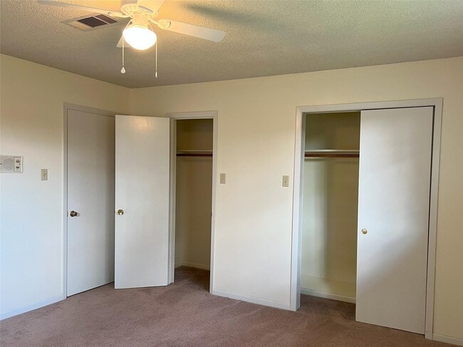 Building Photo - 401 Oakhill Dr