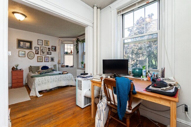 Building Photo - 118 Riverway