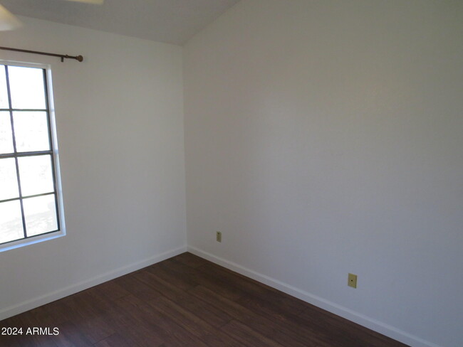 Building Photo - 921 W University Dr