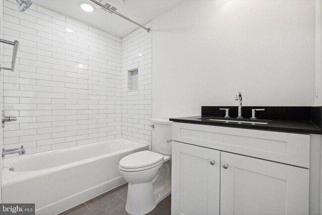 Building Photo - 901 King St