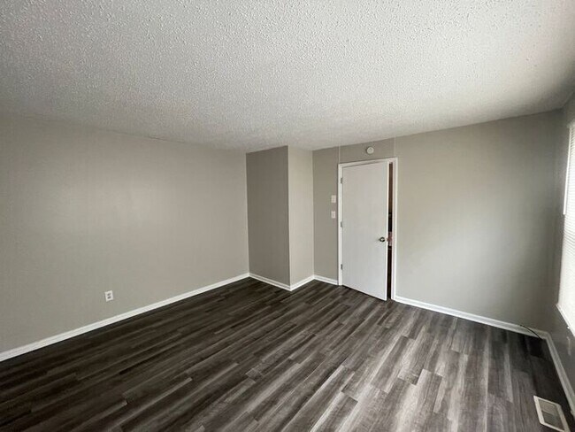 Building Photo - 1306 Northwoods Dr