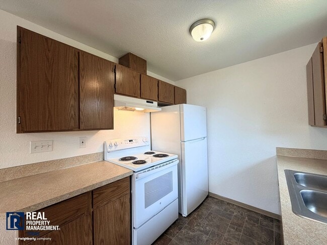 Building Photo - SJS 547 LLC - 9002 (Cascade group - Silver)