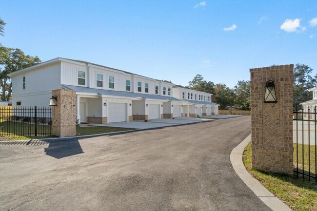 Building Photo - 513 Hill Ln