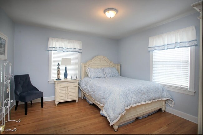 Building Photo - 2324 Emerson Ave