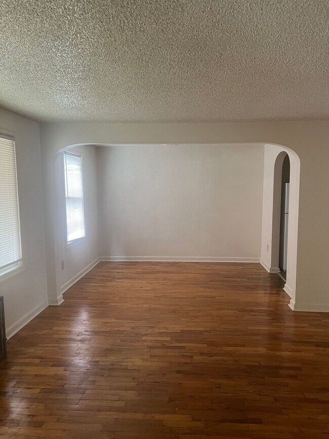 Building Photo - DwyW