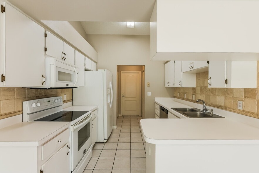 Building Photo - 656 Lakemont Dr