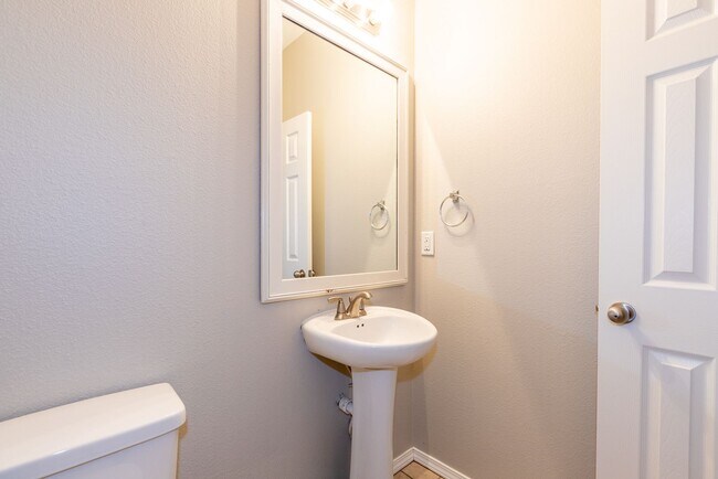 Building Photo - 3 Bed | 2.5 Bath in Broken Arrow!