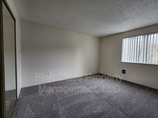 Building Photo - 3648 SW Beaverton Hillsdale Hwy