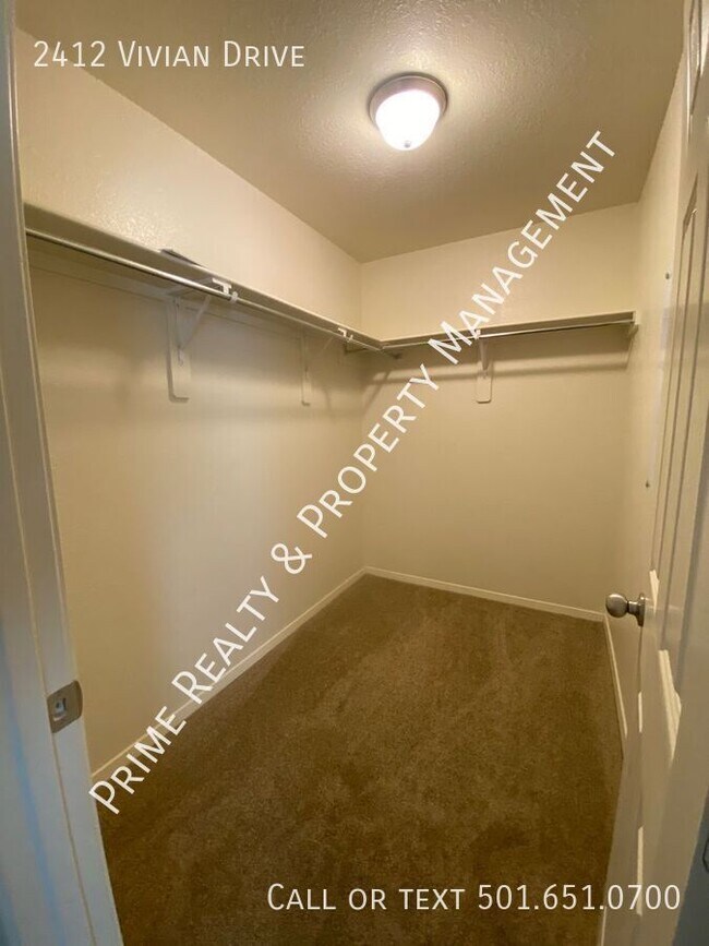 Building Photo - 2412 Vivian Dr