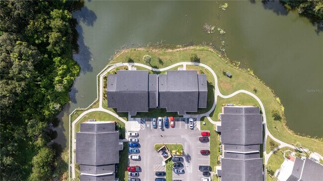 Building Photo - 806 Lake Haven Square