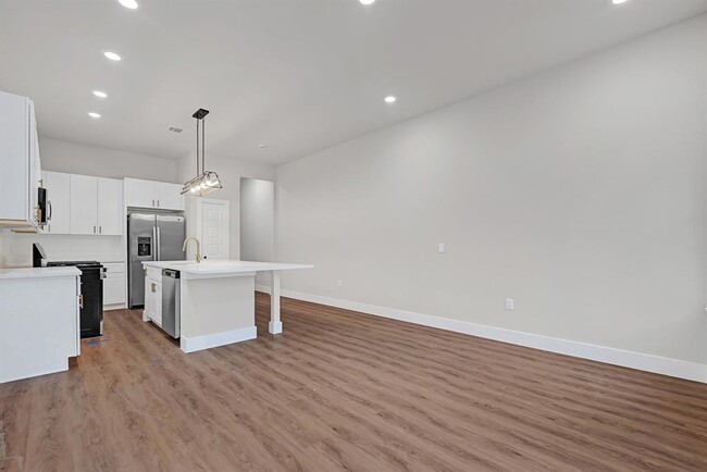 Building Photo - 112 S San Jacinto St