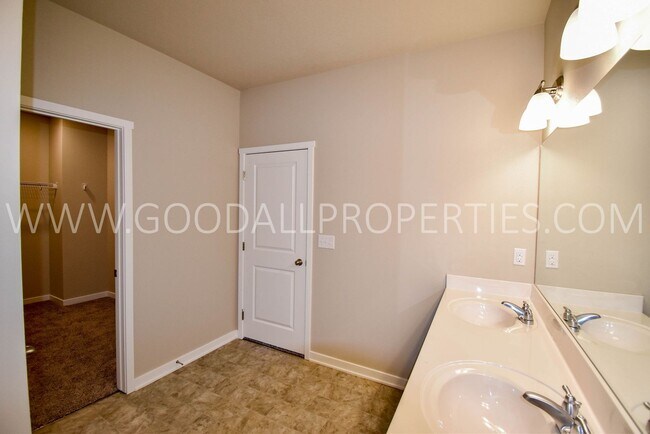 Building Photo - 4 Bed 2 Bath Home in the Waukee School Dis...