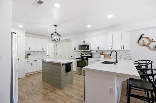 Building Photo - 930 S Indian Cir