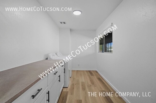 Building Photo - 7461 E Victoria Dr