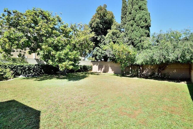 Building Photo - 3 Bedroom 2 bath Home, 2 Car garage, Air Conditioned