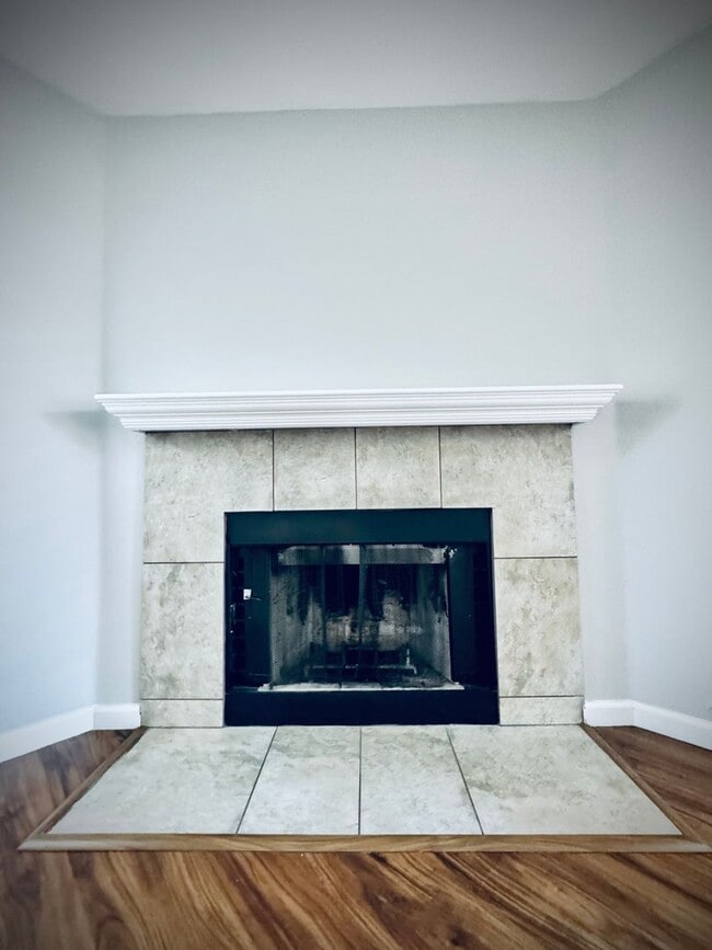 Building Photo - A Cozy 2 bedroom 2 bathroom with patio dow...