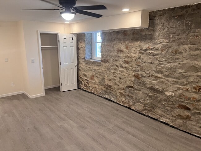 Building Photo - Remodeled 2 bed, 1 bath with laundry