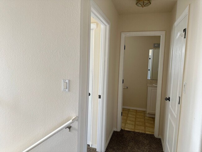 Building Photo - Beautiful Home in Gated Community w/pool