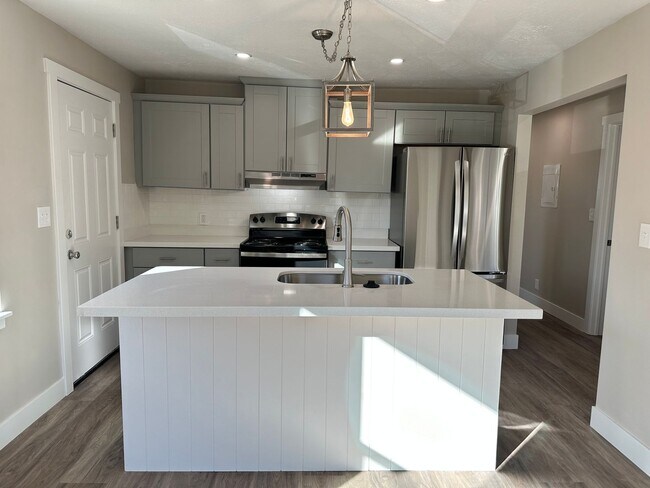 Building Photo - Darling remodeled 5 bedroom 2 bathroom home in the heart of Ogden